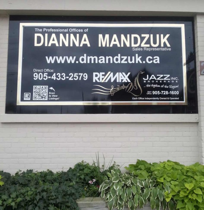 Gold Shiny Vinyl looks stunning and classy on a gloss black aluminum sign blank